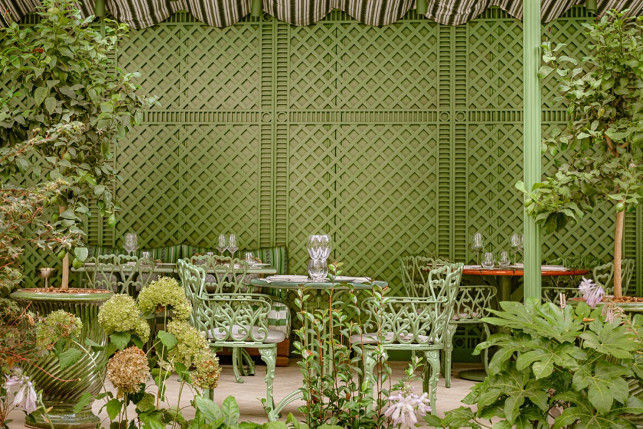 La Cheffe pâtissière Coline Doussin vous fait déguster ses délices glacés sur la terrasse du Saint James