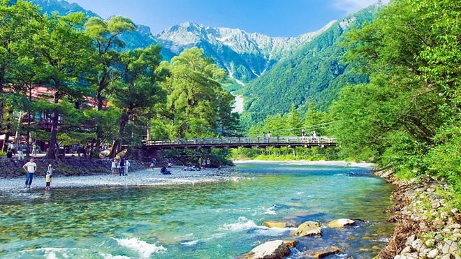 Kamikochi : la ville sans voiture du Japon dont les randonneurs d'automne raffolent