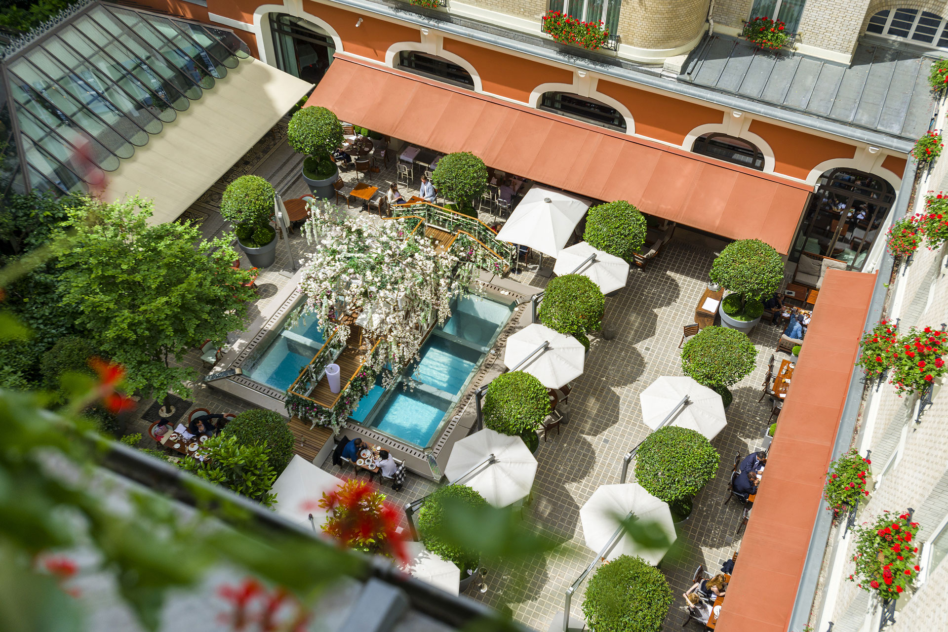 A la découverte du fabuleux « jardin terrasse » du Royal Monceau – Raffles Paris