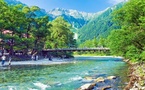 Kamikochi : la ville sans voiture du Japon dont les randonneurs d'automne raffolent